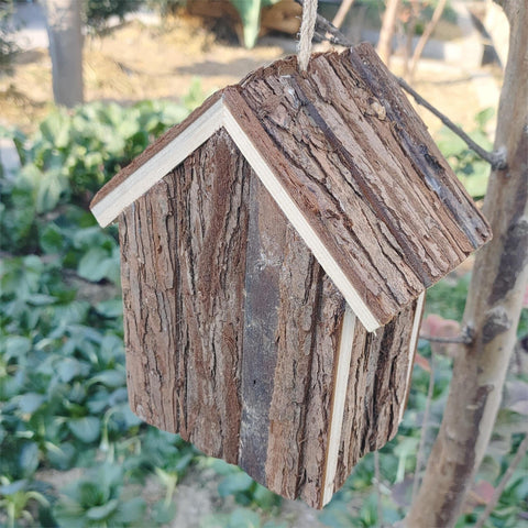 Rustikales Holzvogelhaus – Gemütliches Zuhause für Gartenvögel