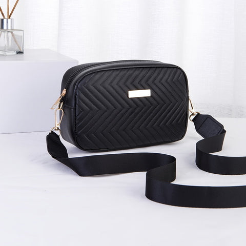 Elegante Leichte Damenhandtasche – Gestreift und Gepolstert mit Goldfarbenen Beschlägen