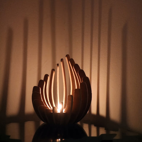 Bohemian Lotus Teelichthalter – Handgefertigtes Schichtenholzdesign