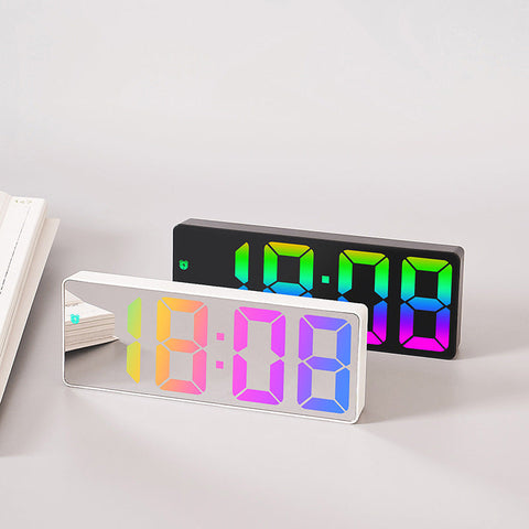 Bunte LED Digitale Uhr - Für einen Fröhlichen Start in den Tag