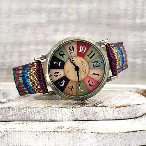 Luna Retro Uhr - Für einen Farbenfrohen und Verspielten Stil