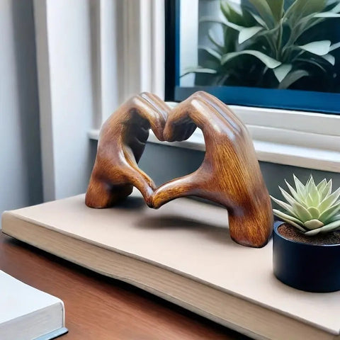 Herzförmige Skulptur: Moderne Kunst mit einem romantischen Touch