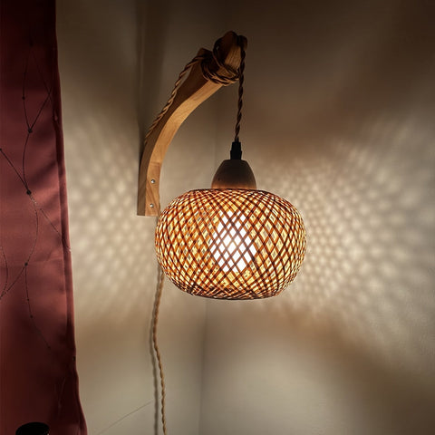 Rustikale Bambus Wandleuchte – Gewebter Schirm mit Vintage-Stil Stecker