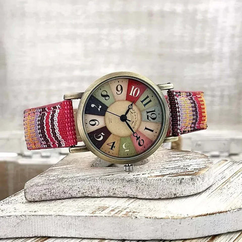 Luna Retro Uhr - Für einen Farbenfrohen und Verspielten Stil