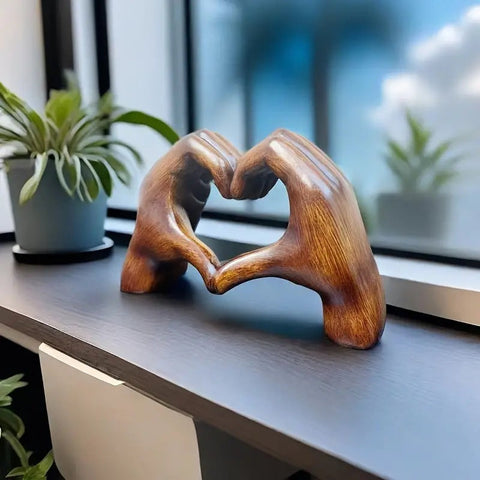 Herzförmige Skulptur: Moderne Kunst mit einem romantischen Touch