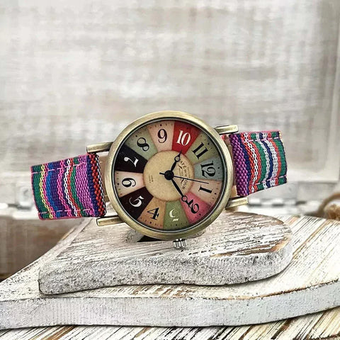 Luna Retro Uhr - Für einen Farbenfrohen und Verspielten Stil