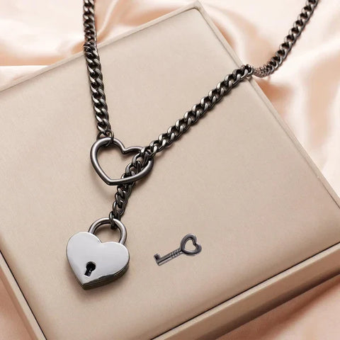Heartlock Amour Necklace – Symbolik von Liebe und Verbindung