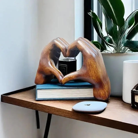 Herzförmige Skulptur: Moderne Kunst mit einem romantischen Touch