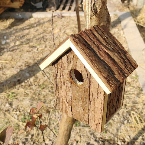 Rustikales Holzvogelhaus – Gemütliches Zuhause für Gartenvögel