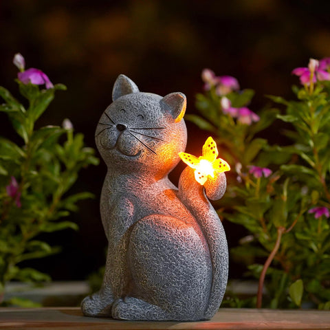 Verzaubernde Katze mit Schmetterling - Stimmungslicht für deinen Garten