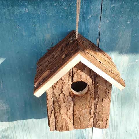 Rustikales Holzvogelhaus – Gemütliches Zuhause für Gartenvögel