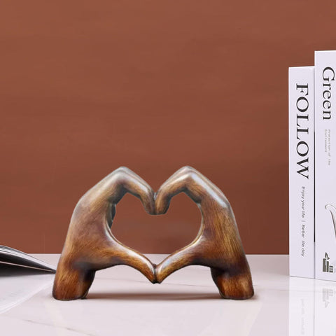 Herzförmige Skulptur: Moderne Kunst mit einem romantischen Touch
