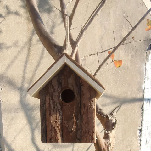 Rustikales Holzvogelhaus – Gemütliches Zuhause für Gartenvögel