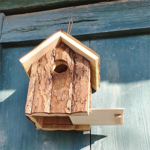 Rustikales Holzvogelhaus – Gemütliches Zuhause für Gartenvögel