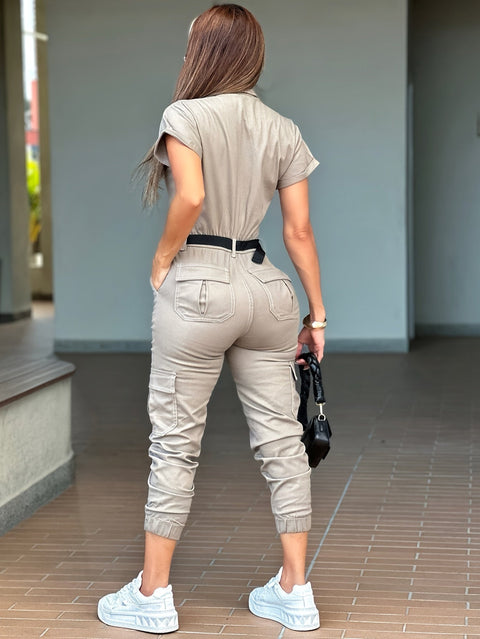 Lässiger Cargo-Overall für Damen – Reißverschluss, kurze Ärmel und praktische Taschen