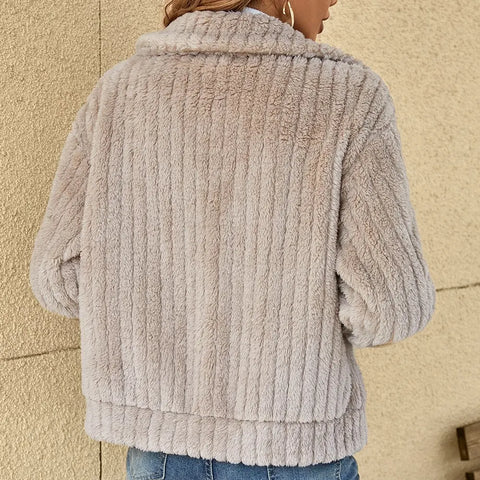 Lotte Plüsch Damenjacke – Warm, Weich und Modisch