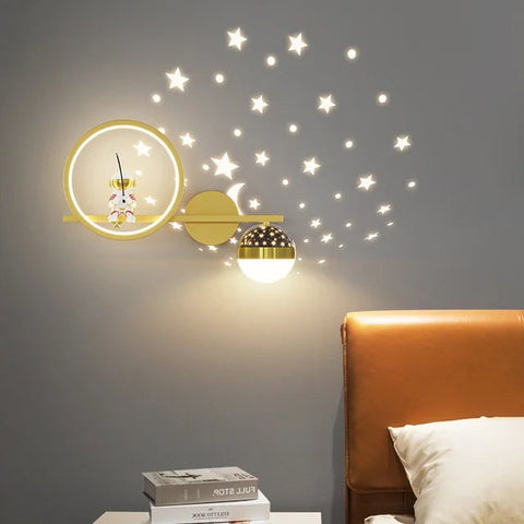 Betörende Wandlampe mit Sterne- und Mondprojektion – Für eine Magische Atmosphäre in deinem Schlafzimmer