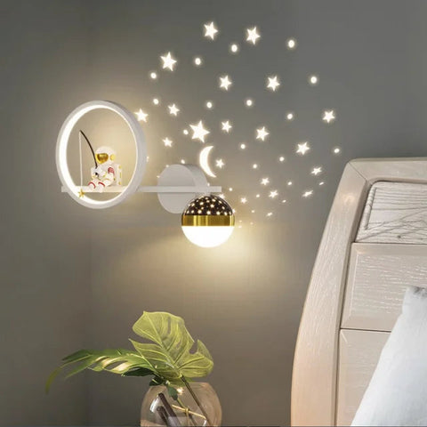 Betörende Wandlampe mit Sterne- und Mondprojektion – Für eine Magische Atmosphäre in deinem Schlafzimmer