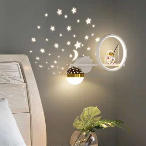 Betörende Wandlampe mit Sterne- und Mondprojektion – Für eine Magische Atmosphäre in deinem Schlafzimmer