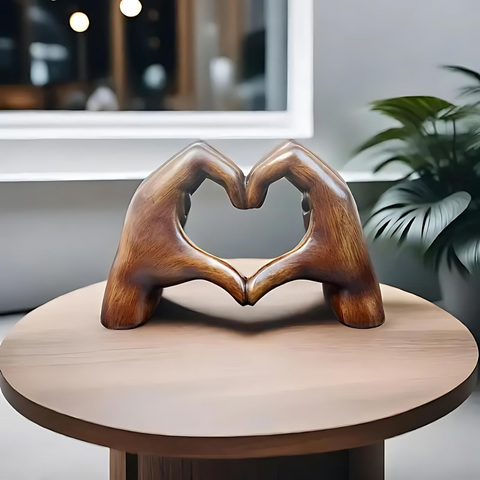 Herzförmige Skulptur: Moderne Kunst mit einem romantischen Touch