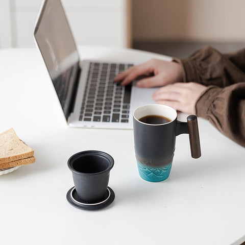 Handgemachte Keramische Teetasse mit Sieb – Authentisches Design und Praktische Anwendung