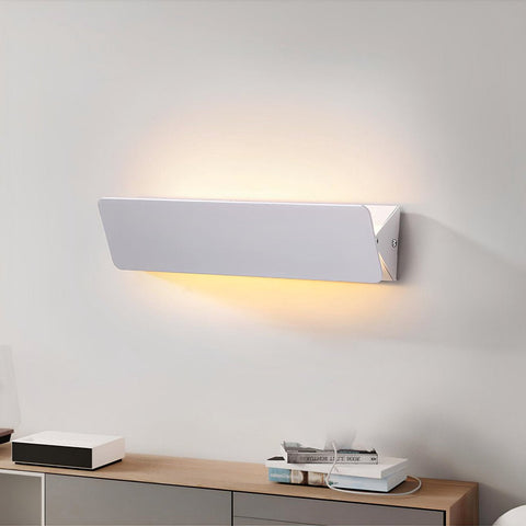 FlexiGlow Moderne Weiße Wandlampe – Verstellbarer Klappmechanismus für Perfekte Lichtverteilung