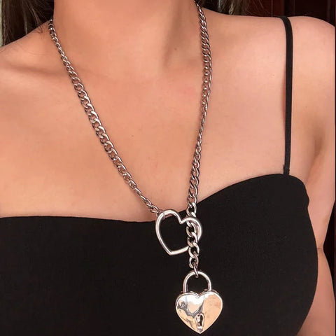 Heartlock Amour Necklace – Symbolik von Liebe und Verbindung