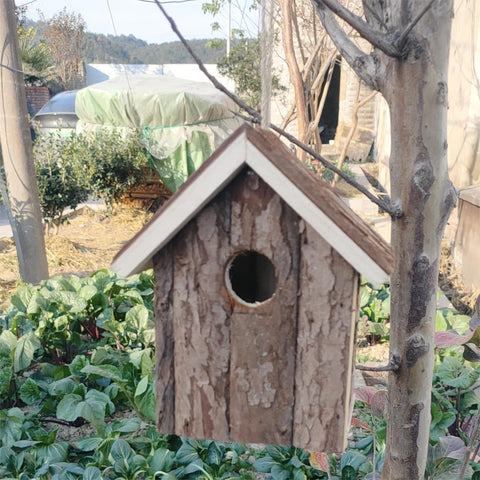 Rustikales Holzvogelhaus – Gemütliches Zuhause für Gartenvögel