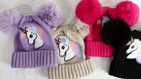Lila Einhorn Mütze für Kinder - Gemütlich und Warm mit Pompons