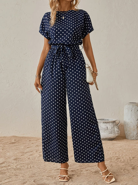 Gepunkteter Jumpsuit mit Taillengürtel – Perfekt für Sommerabenteuer und lässige Ausflüge