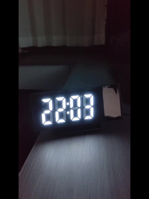Digitale Projektionswecker – LED-Display und Schlummerfunktion mit einstellbarer Helligkeit