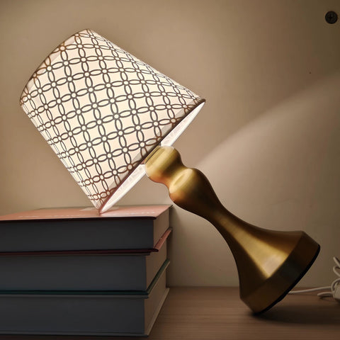 Goldene Eleganz Tischlampe - Raffinierter Stil für jeden Raum