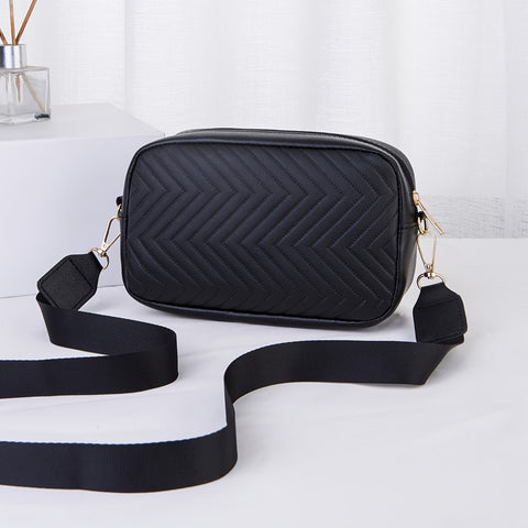Elegante Leichte Damenhandtasche – Gestreift und Gepolstert mit Goldfarbenen Beschlägen