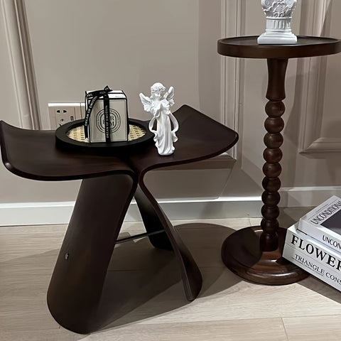 Eleganter Schmetterlingshocker – Zeitloses Design für Wohnzimmer und Eingangsbereich
