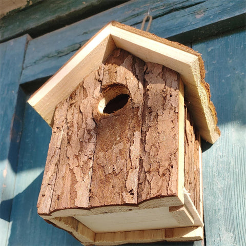 Rustikales Holzvogelhaus – Gemütliches Zuhause für Gartenvögel