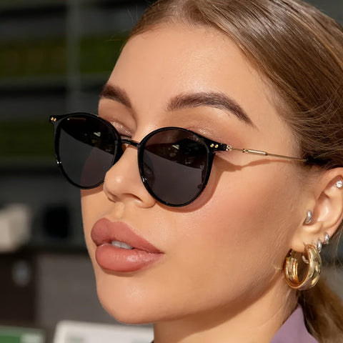 Stilvolle Sonnenbrille für Damen – Elegante Kombination aus Metall und Kunststoff für sonnige Tage