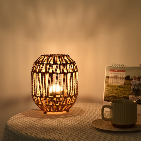Bohemian Rattan Tischlampe – Handgemachtes Lichtakzent für Schlafzimmer oder Wohnraum