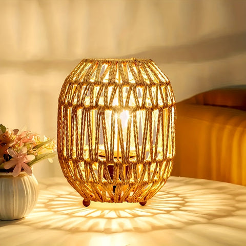 Bohemian Rattan Tischlampe – Handgemachtes Lichtakzent für Schlafzimmer oder Wohnraum