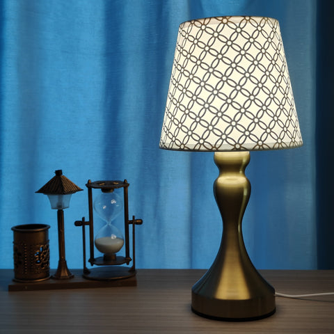 Goldene Eleganz Tischlampe - Raffinierter Stil für jeden Raum