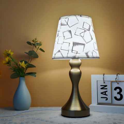 Goldene Eleganz Tischlampe - Raffinierter Stil für jeden Raum