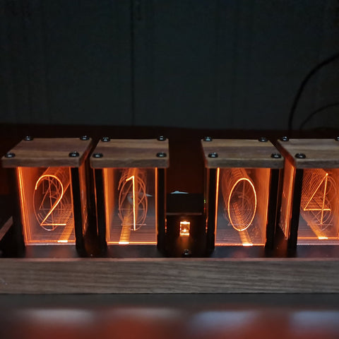 Moderne Retro Röhrenuhr – RGB LED Digitale Uhr für einzigartige Innenraumdekoration
