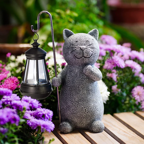 Verzaubernde Katze mit Schmetterling - Stimmungslicht für deinen Garten