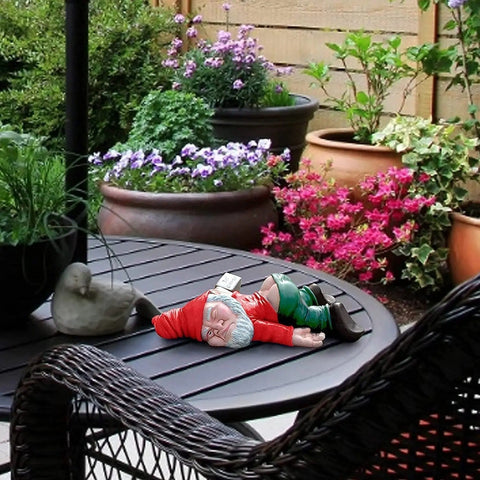 Fauler Larry Gartenzwerg – Der Schlafmütze im Garten